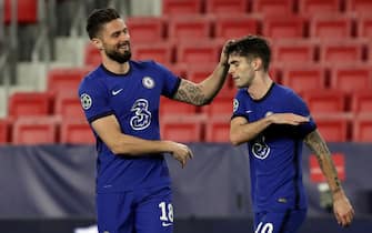 epa09133836 Chelsea players Olivier Giroud (L) and Christian Pulisic (R) at the end of the UEFA Champions League quarterfinal, second leg soccer match between Chelsea FC and Porto FC at Ramon Sanchez Pizjuan stadium in Seville, Andalusia, Spain, 13 April 2021.  EPA/Julio Munoz