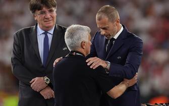 epa10665951 UEFA President Aleksander Ceferin (R) puts the silver medal on Roma head coach Jose Mourinho (C) after the penalty shootout in the UEFA Europa League final between Sevilla FC and AS Roma, in Budapest, Hungary, 01 June 2023. Sevilla won the final with 4-1 on penalties.  EPA/ANNA SZILAGYI