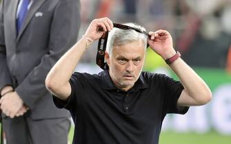 L'allenatore della Roma, Jose Mourinho, si toglie polemicamente la medaglia dopo la premiazione della finale di Europa League Siviglia-Roma, Budapest, 31 maggio 2023. ANSA/GRILLOTTI
