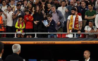 epa10666045 Roma head coach Jose Mourinho (bottom L) gives away his medal to a young fan after losing the UEFA Europa League final between Sevilla FC and AS Roma, in Budapest, Hungary, 01 June 2023. Sevilla won the final with 4-1 on penalties.  EPA/ANNA SZILAGYI