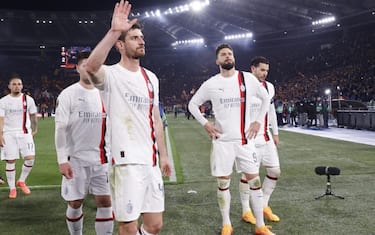 Milan, tifosi contestano squadra dopo eliminazione