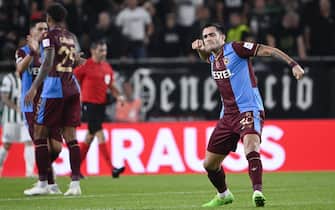 epa10171522 Maxi Gomez (R) of Trabzonspor celebrates after scoring a goal during the UEFA Europa League Group H match Ferencvaros vs. Trabzonspor at Groupama Arena in Budapest, Hungary, 08 September 2022.  EPA/Tamas Kovacs HUNGARY OUT