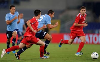 Miroslav Klose (C) contrastato da Darko Micevski durante la partita valida per i play off di Europa League Lazio Rabotnicki , questa sera 18 agosto 2011 allo Stadio Olimpicodi Roma.    ANSA/MAURIZIO BRAMBATTI