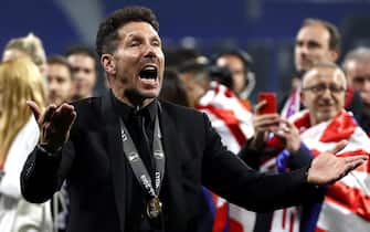 epa06743088 Atletico Madrid's head coach Diego Simeone celebrates after winning the UEFA Europa League final between Olympique Marseille and Atletico Madrid in Lyon, France, 16 May 2018.  EPA/GUILLAUME HORCAJUELO