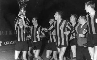 VIENNA,27 MAGGIO 1964 FINALE COPPA CAMPIONI, INTER BATTE REAL MADRID PER 3 A 1 E CONQUISTA LA COPPA DEI CAMPIONI, SANDRO MAZZOLA E MARIO CORSO SOSTENGONO LA COPPA CIRCONDATI DAGLI ALTRI GIOCATORI, ANNI 60, B/N, 03-00025550