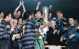 © Lapresse
archivio storico
sport
calcio
Parigi 06/05/1998
Inter - Lazio
nella foto: nella finale di Coppa Uefa inter lazio terminata 3 a 0 i giocatori dell'inter alzano la coppa.
BUSTA 1954