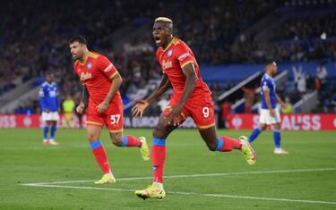Doppio Osimhen, rimonta Napoli: 2-2 a Leicester