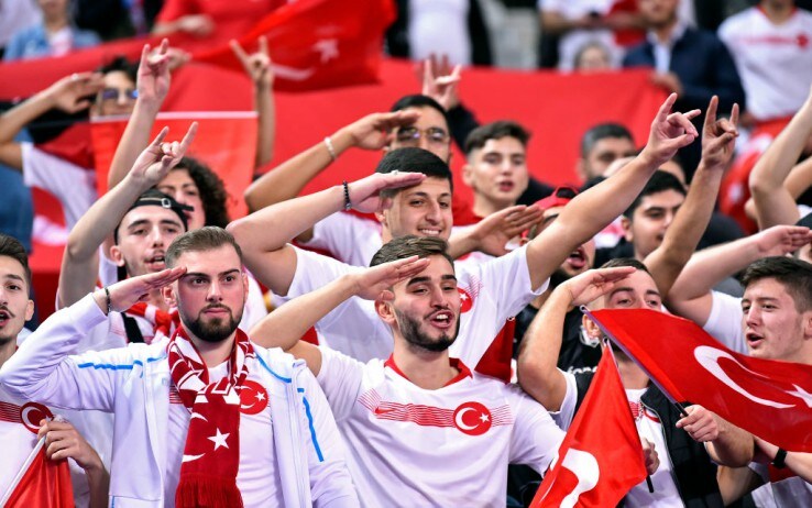 Tifosi della Turchia rispondono al saluto militare dei giocatori durante la partita contro la Francia Tifosi della Turchia