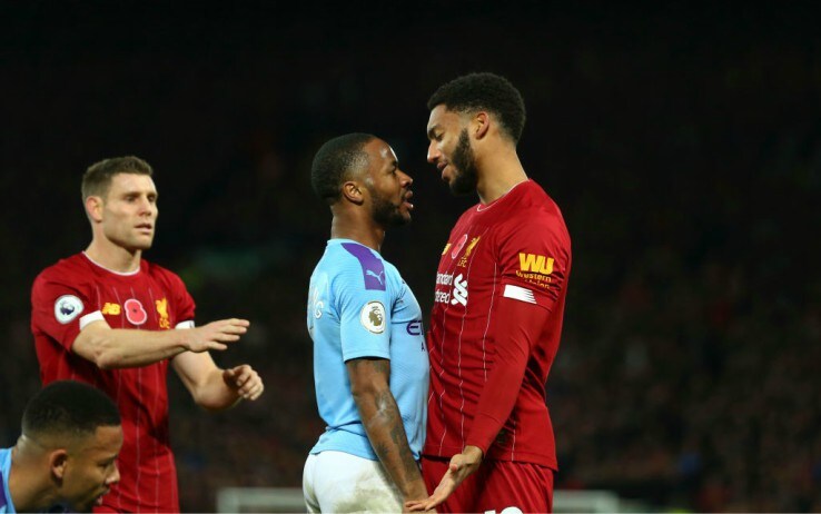 Lo scontro in campo tra Sterling e Gomez durante Liverpool-Manchester City