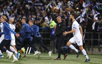 HELSINKI, FINLAND - NOVEMBER 15: Markku Kanerva the head coach / manager of Finland and his players celebrate at full time after confirming qualification for Euro 2020 at the UEFA Euro 2020 Qualifier between Finland and Liechtenstein on November 15, 2019 in Helsinki, Finland. (Photo by James Williamson - AMA/Getty Images)