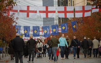 epa08001641 Pedestrians walk by English and Kosovo flags  one day ahead the UEFA EURO 2020 group A qualifying soccer match between Kosovo and England, in Pristina, Kosovo, 16 November 2019.  EPA/VALDRIN XHEMAJ