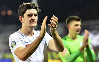 epa08004686 England's Harry Maguire applauds supporters after the UEFA EURO 2020 group A qualifying soccer match between Kosovo and England in Pristina, Kosovo, 17 November 2019.  EPA/GEORGI LICOVSKI