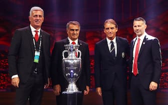 BUCHAREST, ROMANIA - NOVEMBER 30: Vladimir Petkovic, Head Coach of Switzerland, Senol Gunes, Head Coach of Turkey, Roberto Mancini, Head Coach of Italy and Ryan Giggs, Head Coach of Wales pose for a photo with the The Henri Delaunay Trophy after the UEFA Euro 2020 Final Draw Ceremony at the Romexpo on November 30, 2019 in Bucharest, Romania. (Photo by Dean Mouhtaropoulos/Getty Images)