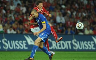 101942922 GENEVA - JUNE 05: Giorgio Chiellini of Italy clashes with Benjamin Huggel of Switzerland during the international friendly match between Switzerland and Italy at Stade de Geneve on June 5, 2010 in Geneva, Switzerland. (Photo by Valerio Pennicino/Getty Images)