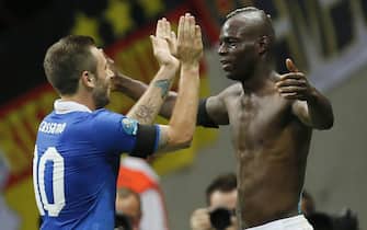 POLAND SOCCER UEFA EURO 2012 epa03286844 Italy's Mario Balotelli (R) celebrates with teammate Antonio Cassano (L) after scoring the 2-0 lead during the semi final match of the UEFA EURO 2012 between Germany and Italy in Warsaw, Poland, 28 June 2012. EPA/KAMIL KRZACZYNSKI UEFA Terms and Conditions apply http://www.epa.eu/downloads/UEFA-EURO2012-TCS.pdf