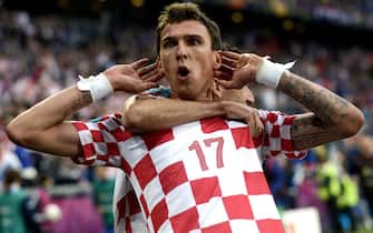 epa03265019 Mario Mandzukic celebrates after scoring the 1-1 during the Group C preliminary round match of the UEFA EURO 2012 between Italy and Croatia in Poznan, Poland, 14 June 2012.  EPA/Filip Singer UEFA Terms and Conditions apply http://www.epa.eu/downloads/UEFA-EURO2012-TCS.pdf