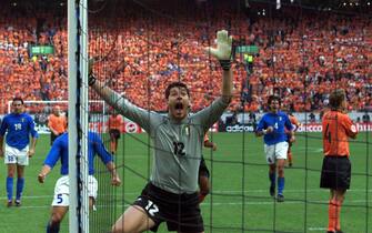 EUR2000-ITALY VS NETHERLANDS-PENALTY 2 NL02 - 20000629 - AMSTERDAM, NETHERLANDS : Italian goalkeeper Francesco Toldo jubilates after saving a penalty by Dutch Frank De Boer (r) during the Euro 2000 semi final between Italy and the Netherlands in Amsterdam Thursday 29 June 2000. (DIGITAL IMAGE) EPA PHOTO ANP/PAUL VREEKER