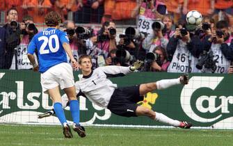 © MARCO ROSI \ LAPRESSE
29-06-2000 AMSTERDAM
SPORT - CALCIO
EURO 2000 FINALE ITALIA - OLANDA
NELLA FOTO IL RIGORE SEGNATO DA FRANCESCO TOTTI