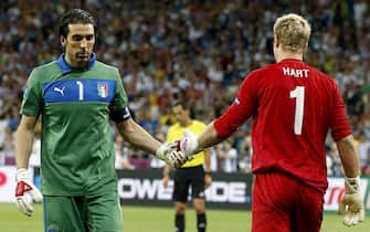UKRAINE SOCCER UEFA EURO 2012 epa03280278 Italy's goalkeeper Gianluigi Buffon (L) shakes hands with England's goalkeeper Joe Hart (R) during the penalty shootout of the quarter final match of the UEFA EURO 2012 between England and Italy in Kiev, Ukraine, 24 June 2012. EPA/KERIM OKTEN UEFA Terms and Conditions apply http://www.epa.eu/downloads/UEFA-EURO2012-TCS.pdf