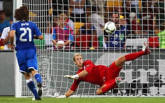 Italy's Andrea Pirlo (L) scores against England goalkeeper Joe Hart (R) during the penalty shootout of the quarter final match of the UEFA EURO 2012 between England and Italy in Kiev, Ukraine, 24 June 2012. Italy won 4-2 after penalty shootout. ANSA/SRDJAN SUKI