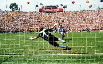 ©DPA/LAPRESSE
17-07-1994 LOS ANGELES
SPORT CALCIO
MONDIALI DI CALCIO IN USA
FINALE ITALIA BRASILE 2:3
NELLA FOTO: IL RIGORE SBAGLIATO DI ROBERTO BAGGIO