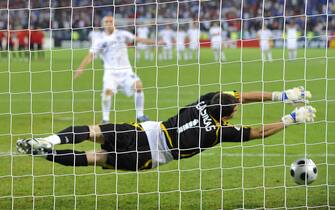 UEFA EURO 2008 - Campionati Europei di Calcio - Spagna Italia © Giorgio Perottino / LaPresse
Vienna ( Austria ), 22-06-2008
Sport, calcio
UEFA EURO 2008 - Campionati Europei di Calcio.
Quarti di finale: Spagna Italia allo Stadio Ernst Happel.
Nella foto: il rigore sbagliato da De Rossi.
© Giorgio Perottino / LaPresse
Wien ( Austria ), 22-06-2008
Sport, soccer
UEFA EURO 2008 - European Football Championships.
Quarterfinals: Spain vs Italy at the Ernst Happel Stadium.
In the photo: the wrong penalty of De Rossi.