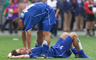 Italian forward Roberto Baggio (up) comforts team-mate Demetrio Albertini 03 July 1998 after the penalty shoot-out of the 1998 Soccer World Cup quarter-final match between France and Italy at the Stade de France in Saint-Denis, near to Paris.
ANSA/OMAR TORRES