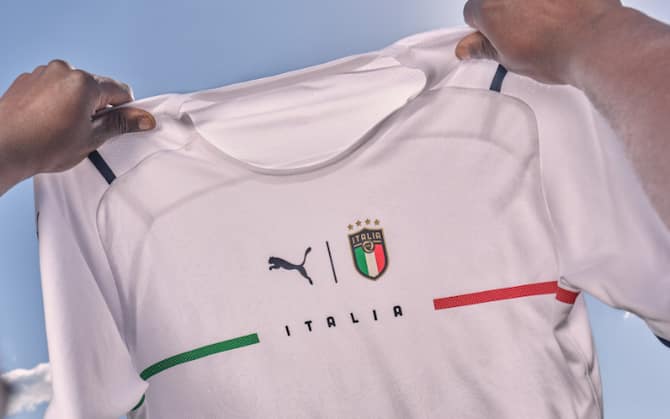 Euro 2021 La Maglia Da Trasferta Della Nazionale Italiana Foto E Video Sky Sport