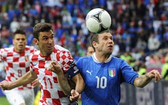 epa03264795 Croatia's Darijo Srna (L) in action against Italy's Antonio Cassano (R) during the Group C preliminary round match of the UEFA EURO 2012 between Italy and Croatia in Poznan, Poland, 14 June 2012.  EPA/GERRY PENNY UEFA Terms and Conditions apply http://www.epa.eu/downloads/UEFA-EURO2012-TCS.pdf