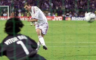 BRU61-20000628-BRUSSELS, BELGIUM: French midfielder Zinedine Zidane scores his penalty shoot in the goals of  Portuguese goalkeeper Vitor Baia during the Euro 2000 semi-final soccer match between France and Portugal in Brussels Wednesday 28 June 2000. France won 2-1. (ELECTRONIC IMAGE) EPA PHOTO / SRDJAN SUKI