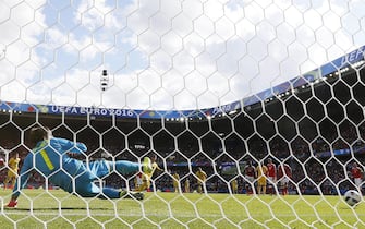 epa05367293 Bogdan Stancu of Romania beats Swiss goalkeeper Yann Sommer with a penalty to put his team 1-0 up during the UEFA EURO 2016 group A preliminary round match between  Romania and Switzerland at Parc de Princes in Paris, France, 15 June 2016.

(RESTRICTIONS APPLY: For editorial news reporting purposes only. Not used for commercial or marketing purposes without prior written approval of UEFA. Images must appear as still images and must not emulate match action video footage. Photographs published in online publications (whether via the Internet or otherwise) shall have an interval of at least 20 seconds between the posting.)  EPA/GEORGI LICOVSKI   EDITORIAL USE ONLY