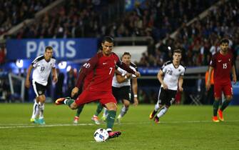 epa05376408 Cristiano Ronaldo of Portugal takes a penalty during the UEFA EURO 2016 group F preliminary round match between Portugal and Austria at Parc des Princes in Paris, France, 18 June 2016.

(RESTRICTIONS APPLY: For editorial news reporting purposes only. Not used for commercial or marketing purposes without prior written approval of UEFA. Images must appear as still images and must not emulate match action video footage. Photographs published in online publications (whether via the Internet or otherwise) shall have an interval of at least 20 seconds between the posting.)  EPA/ABEDIN TAHERKENAREH   EDITORIAL USE ONLY