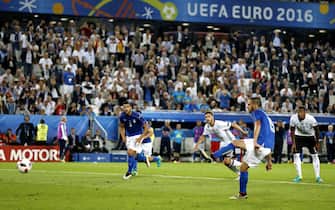 epa05404388 Leonardo Bonucci (2-R) of Italy scores the 1-1 goal from a penalty conceded by Jerome Boateng (R) of Germany during the UEFA EURO 2016 quarter final match between Germany and Italy at Stade de Bordeaux in Bordeaux, France, 02 July 2016.

(RESTRICTIONS APPLY: For editorial news reporting purposes only. Not used for commercial or marketing purposes without prior written approval of UEFA. Images must appear as still images and must not emulate match action video footage. Photographs published in online publications (whether via the Internet or otherwise) shall have an interval of at least 20 seconds between the posting.)  EPA/RUNGROJ YONGRIT   EDITORIAL USE ONLY