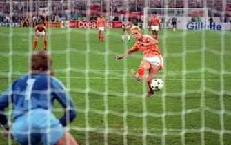 Dutch defender Ronald Koeman (m) scores a 1:1 penalty kick against Germany during the UEFA semi-finals on 21 June 1988 at Hamburg Volksparkstadion. Keeper Eike Immel (l) can not save the goal. The German national team loses with 1:2 and is eliminated from the championship. (Photo by dpa/picture alliance via Getty Images)