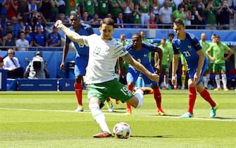 epa05391942 Robbie Brady (front) of Ireland scores the 1-0 lead from the penalty spot during the UEFA EURO 2016 round of 16 match between France and Ireland at Stade de Lyon in Lyon, France, 26 June 2016.

(RESTRICTIONS APPLY: For editorial news reporting purposes only. Not used for commercial or marketing purposes without prior written approval of UEFA. Images must appear as still images and must not emulate match action video footage. Photographs published in online publications (whether via the Internet or otherwise) shall have an interval of at least 20 seconds between the posting.)  EPA/CJ GUNTHER   EDITORIAL USE ONLY