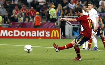 epa03278938 Xabi Alonso of Spain scores the 2-0 by penalty during the quarter final match of the UEFA EURO 2012 between Spain and France in Donetsk, Ukraine, 23 June 2012.  EPA/KERIM OKTEN UEFA Terms and Conditions apply http://www.epa.eu/downloads/UEFA-EURO2012-TCS.pdf