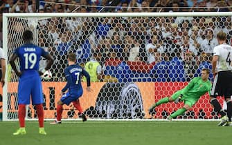 epa05413874 Antoine Griezmann (L) of France scores the 1-0 penalty during the UEFA EURO 2016 semi final match between Germany and France at Stade Velodrome in Marseille, France, 07 July 2016.

(RESTRICTIONS APPLY: For editorial news reporting purposes only. Not used for commercial or marketing purposes without prior written approval of UEFA. Images must appear as still images and must not emulate match action video footage. Photographs published in online publications (whether via the Internet or otherwise) shall have an interval of at least 20 seconds between the posting.)  EPA/PETER POWELL   EDITORIAL USE ONLY  EDITORIAL USE ONLY