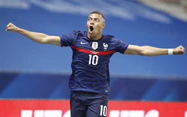 epa09243842 Kylian Mbappe of France celebrates after scoring the 1-0 lead during the International Friendly soccer match between France and Wales in Nice, France, 02 June 2021.  EPA/SEBASTIEN NOGIER