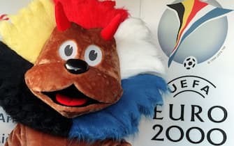 NL05 - 19990207 - ZEIST, NETHERLANDS : The yet unnamed mascotte for the Euro 2000 European UEFA soccer tournament poses in front of the event's logo, Saturday 06 February 1999 in Zeist, during it's official presentation. The mascotte shows as well elements of a lion as of a naughty devil.      EPA PHOTO ANP/COR MULDER/cl