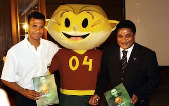 The Euro 2004 official mascot "Kinas" is flanked by soccer stars Eusebio (R) and Ruud Gullit during the press conference in Lisbon 28 April 2003 to announce official start of the ticket sale for the 2004 European soccer Championship in Portugal. ANSA/MANUEL DE ALMEIDA
