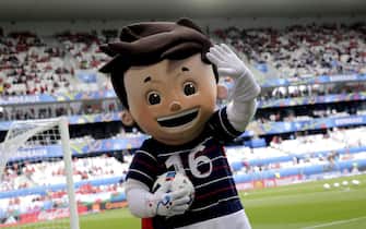 epa05357322 Mascot Super Victor before the start of the UEFA EURO 2016 group B preliminary round match between Wales and Slovakia at Stade de Bordeaux in Bordeaux, France, 11 June 2016.

(RESTRICTIONS APPLY: For editorial news reporting purposes only. Not used for commercial or marketing purposes without prior written approval of UEFA. Images must appear as still images and must not emulate match action video footage. Photographs published in online publications (whether via the Internet or otherwise) shall have an interval of at least 20 seconds between the posting.)  EPA/ARMANDO BABANI   EDITORIAL USE ONLY