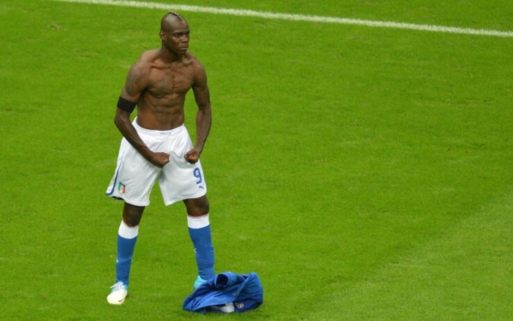Mario Balotelli segna una doppietta contro la Germania a Euro 2012