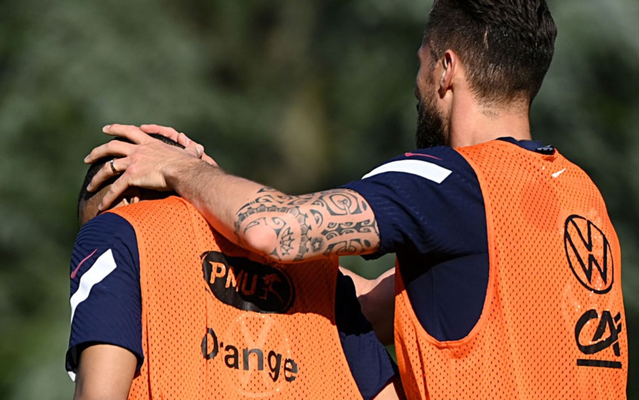 Giroud-Mbappé câlins à l'entraînement