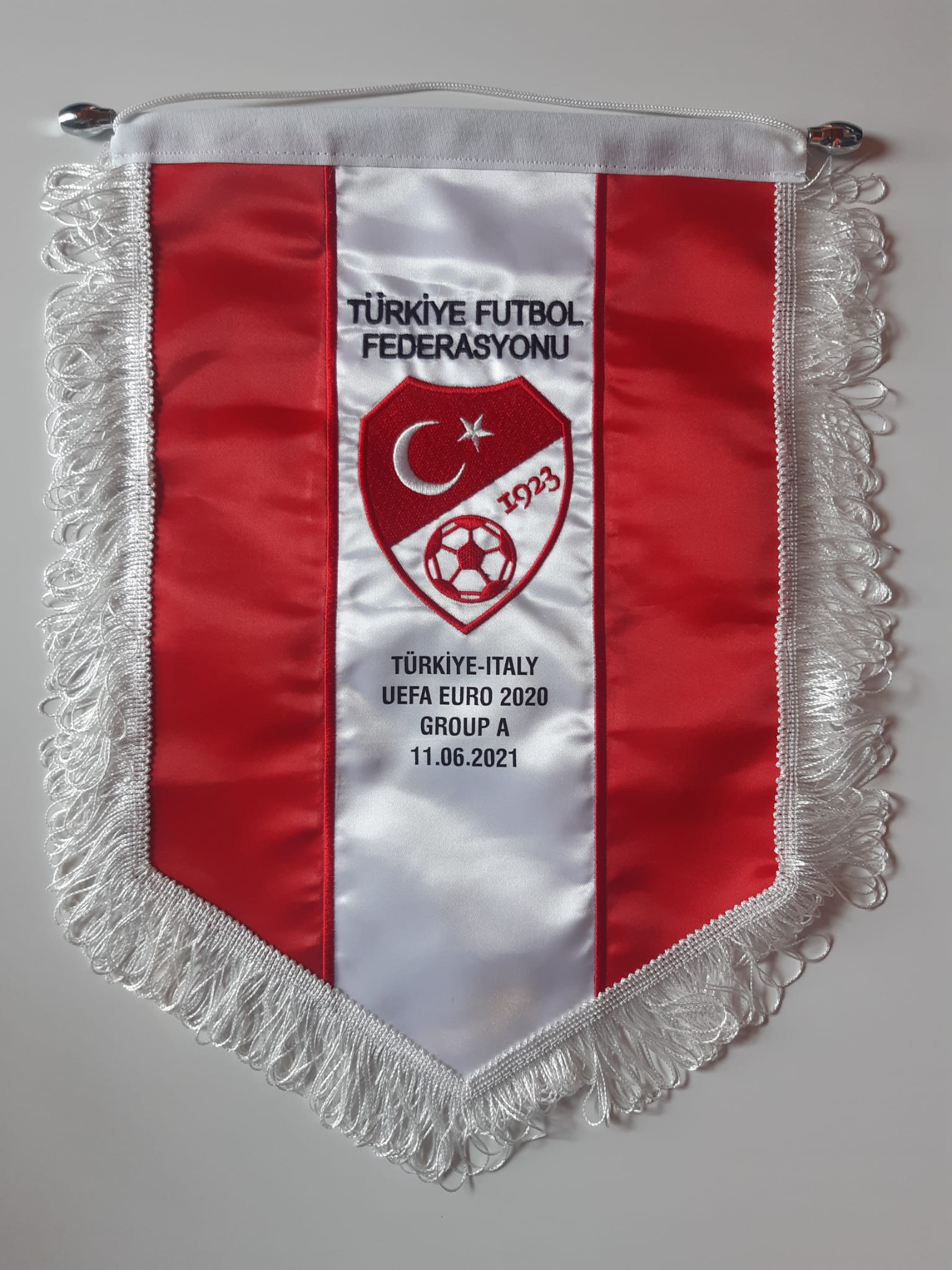 Il gagliardetto della Turchia "scambiato" con l'Italia: anche questo è donato al Museo del Calcio di Coverciano