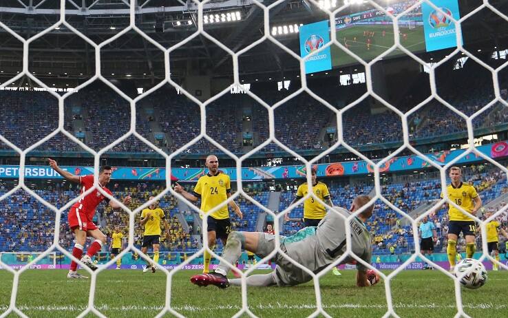 Robert Lewandowski in gol contro la Svezia