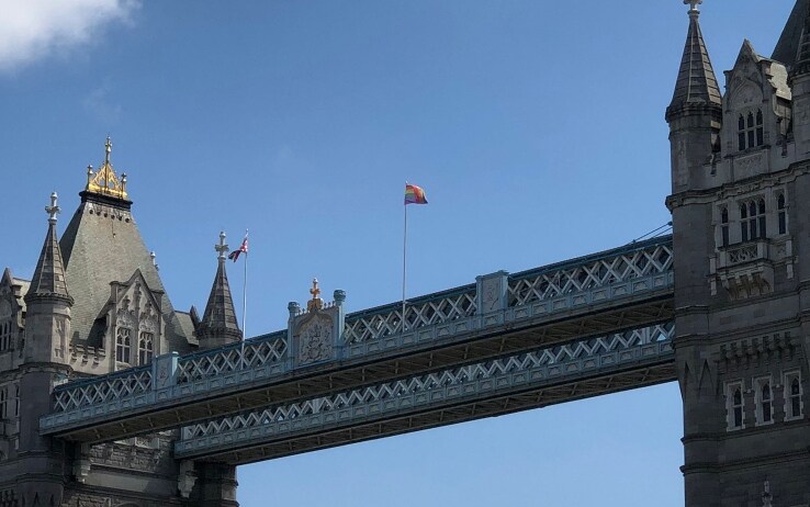 Il Tower Bridge con la bandiera arcobaleno