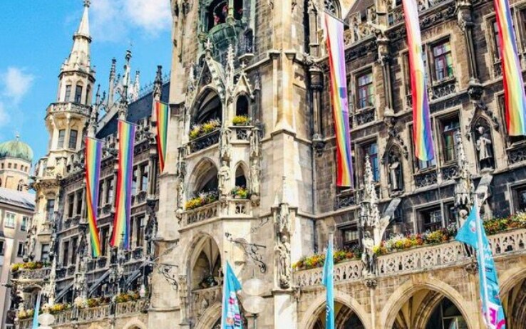 Bandiere arcobaleno anche davanti al Municipio di Monaco di Baviera