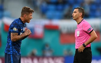 epa09271046 Juraj Kucka (L) of Slovakia talks to Romanian referee Ovidiu Hategan during the UEFA EURO 2020 group E preliminary round soccer match between Poland and Slovakia in St. Petersburg, Russia, 14 June 2021.  EPA/Kirill Kudryavtsev / POOL (RESTRICTIONS: For editorial news reporting purposes only. Images must appear as still images and must not emulate match action video footage. Photographs published in online publications shall have an interval of at least 20 seconds between the posting.)