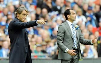 BRITAIN SOCCER ENGLISH FA CUP epa03696536 Wigan Athletic's Manager Roberto Martinez (R) and Manchester City Manager Roberto Mancini (L) give instructions to their players during the English FA Cup final soccer match between Manchester City and Wigan Athletic at Wembley in London, Britain, 11 May 2013. EPA/ANDY RAIN DataCo terms and conditions apply. https://www.epa.eu/downloads/DataCo-TCs.pdf