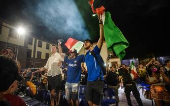 Partita Italia Belgio agli Europei - maxischermo Teatro Martinit - esultanza alla vittoria dell’Italia